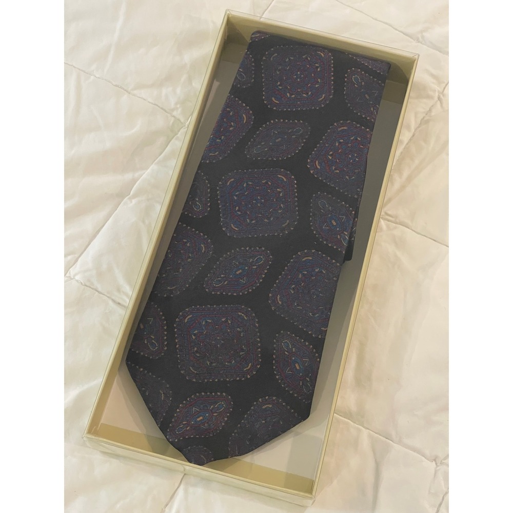 00240 - Geometric Wembley Tie Mens Necktie Medallion Black Red Blue VTG USA Made - Picture 6 of 6